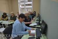 Пенсионеры Хакасии обучаются работе на компьютерах