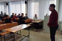 В Хакасии студентам рассказали об угрозах и опасных связях