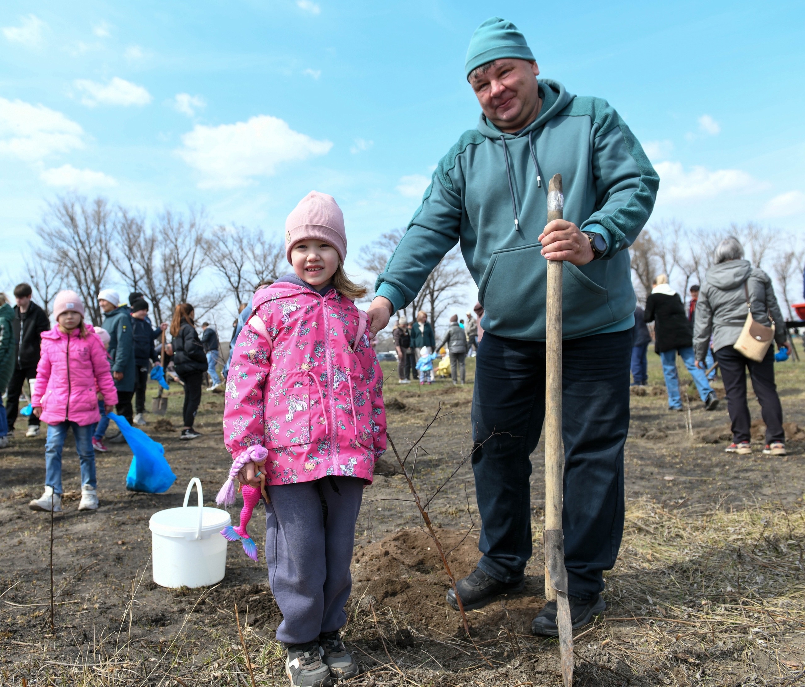 В День Матери-Земли Усть-Абакан стал зеленее | 28.04.2024 | Абакан -  БезФормата