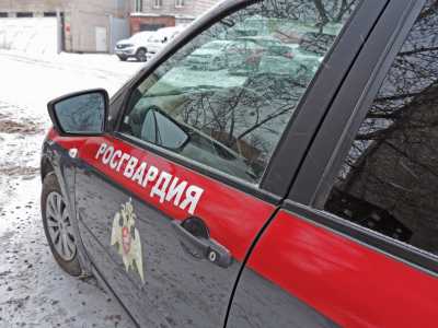Пьяный мужчина повредил дверь административного здания в Хакасии