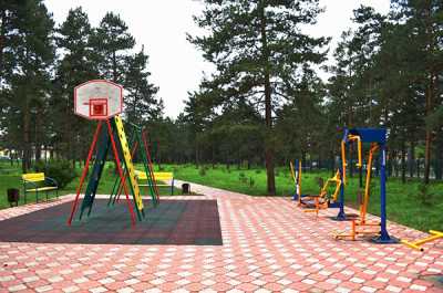 Одна из двух игровых зон для подростков в парке имени Юрия Гагарина. Для удобства взрослых — новенькие лавочки для отдыха, для их детей и внуков — мини-площадка с баскетбольным щитом, лесенкой и шведской стенкой, а также различными спортивными тренажёрами. 