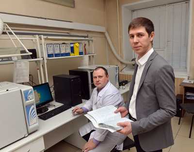 Руководитель испытательного центра Тимофей Казанцев и химик-эксперт Дмитрий Баранов за газовым хроматографом «Кристалл-5000» проводят исследование молочной продукции на фитостерины. 