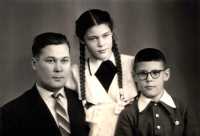 Леонид Романович Кызласов с детьми Ириной и Игорем. 1962 г. 