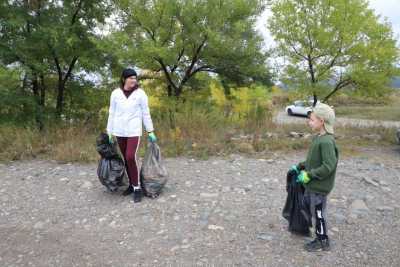 На берегу Енисея в Саяногорске устроили соревнования по сбору мусора
