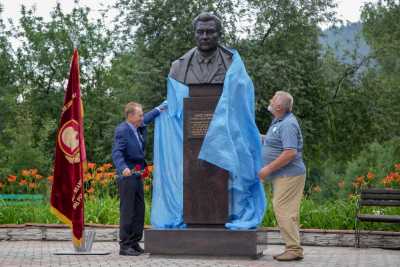 В Черемушках открыли памятник ветерану энергетики
