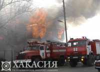 В Саяногорске пришлось вскрыть горящий вагончик