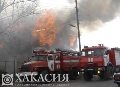В Саяногорске пришлось вскрыть горящий вагончик