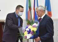 Заместитель председателя парламента Хакасии Евгений Молостов, недавний соперник в выборной гонке, поздравил Василия Белоногова с вступлением в должность. 