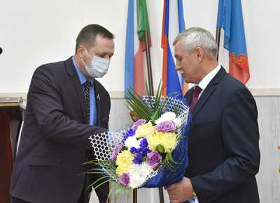 Заместитель председателя парламента Хакасии Евгений Молостов, недавний соперник в выборной гонке, поздравил Василия Белоногова с вступлением в должность. 
