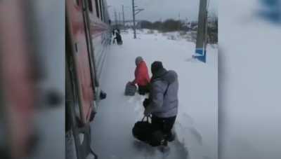 В Следственном комитете уточнили, из какого поезда высаживали людей в снег