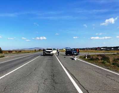 Неудачный обгон Land Cruiser Prado на трассе в Хакасии закончился ДТП с двумя пострадавшими