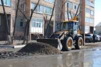 Тепловики  в Абакане ремонтируют дороги, которые раскопали осенью