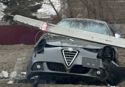 Девушка на Alfa Romeo врезалась в столб у орбитовских дач