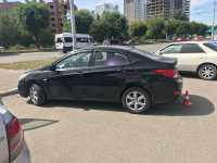 В Абакане повредили стоящий на парковке Hyundai Solaris