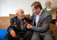 Со 100-летним юбилеем ветерана Великой Отечественной войны поздравил глава Хакасии