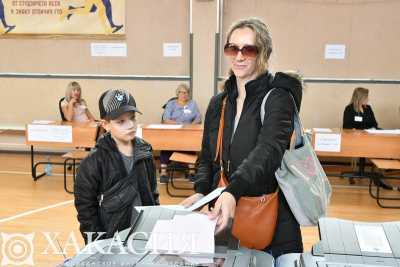 Жители Хакасии активно идут на избирательные участки