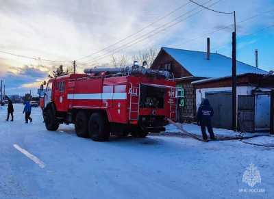 В Усть-Абакане огнеборцы обнаружили в горящей времянке двух погибших мужчин