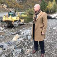 Константин Харисов проверил ход дорожного ремонта на проблемном участке в Хакасии