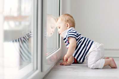 В Хакасии малыш выпал из окна, пока мама убиралась