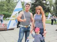 Александр Сердюк ходит на День ВМФ седьмой год подряд, три из них — с женой Екатериной и сыном Артёмом — такая семейная традиция. 