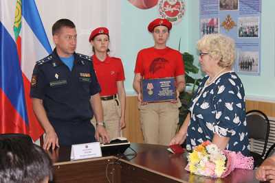 Андрей Титов, военный комиссар республики, вручил удостоверение к медали «За оборону Москвы» дочери фронтовика