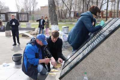 В преддверии 9 мая волонтёры провели субботник в саяногорском парке Победы