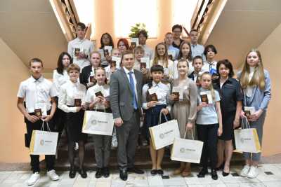 Валентин Коновалов вручил паспорта юным жителям Хакасии