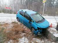 В Саяногорске автоледи слетела с дороги и врезалась в столб