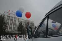 Сегодня глава Хакасии вручил ключи от микроавтобусов многодетным семьям
