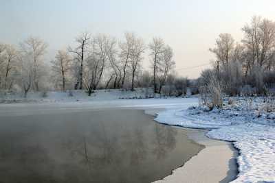 Участок дренажного канала в районе речвокзала не замерзает даже в сильный мороз, поэтому иордань тут прорубать не нужно. 