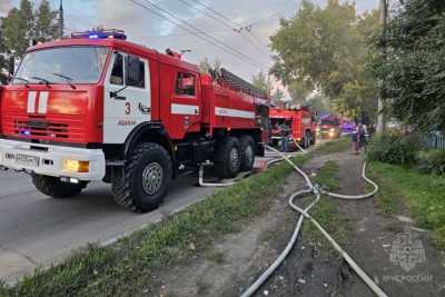 Крупные пожары в жилых домах тушили в Хакасии в минувшие сутки