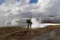 Горящий самолет тушили пожарные в аэропорту Абакана