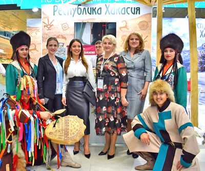 Зарина Догузова и Ирина Войнова (в центре) на площадке Хакасии на международном форуме-выставке «Отдых Leisure 2020». 