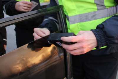 Водитель в Абакане сменил темные стекла авто на решетки камеры