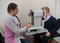 Врач-офтальмолог Юлия Фильчук на новом офтальмологическом аппарате диагностирует состояние зрения. 