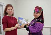 Хакасская писательница подарила книги детской библиотеке