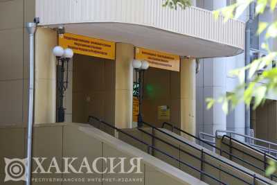 Инвалиды по слуху получают в Хакасии телевизоры и телефоны