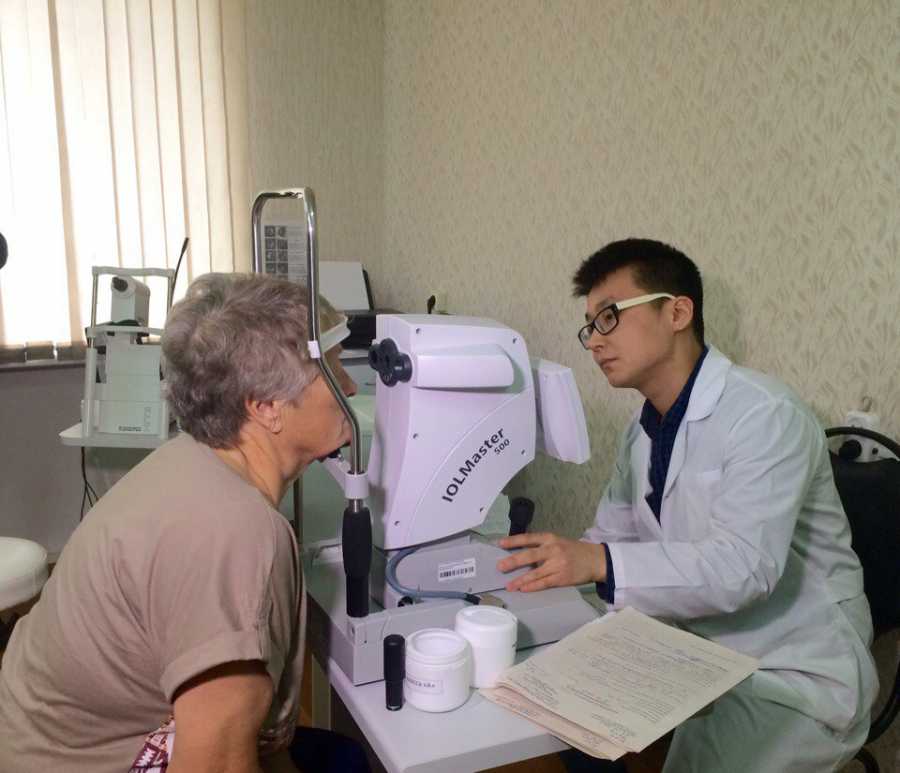 Центр абакан врачи. Аппарат для проверки зрения. Офтальмолог Республиканская больница. Глазной центр Абакан. Глазная клиника в Абакане.