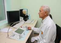 Врач-рентгенолог Владимир Скоробогатый управляет установкой из пультовой. Каждому пациенту присваивается свой код. 