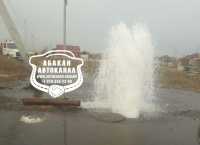 В столице Хакасии на проезжей части забил фонтан