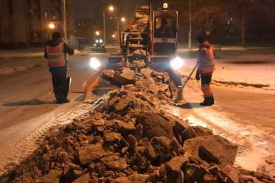 В Абакане круглые сутки идут работы по очистке улиц от снега