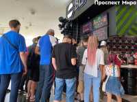 Толпа у входа и бургер за тысячу: в Красноярске открылось кафе Тимати Black Star Burger