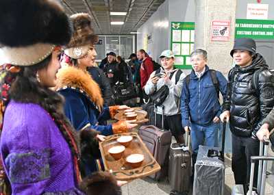 В аэропорту иностранных гостей угощали айраном. 