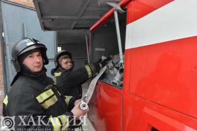 Огонь пробрался в частные дома в Хакасии
