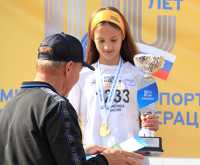 Шесть километров 14-летняя Елизавета Чуб пробежала за 22 минуты 51 секунду. За спортсменку болела мама, а ещё поддерживал старший брат Ярослав, который тоже увлекается лёгкой атлетикой. 