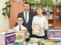 Директор школы Дмитрий Павленко, ученики Маша Кизина, Иван Павленко поделились с луганскими детьми лучшими книгами. 