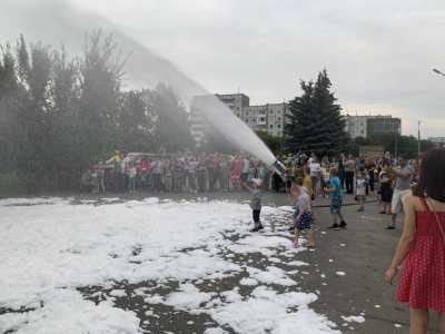 В Саяногорске огнеборцы устроили пенное шоу для горожан