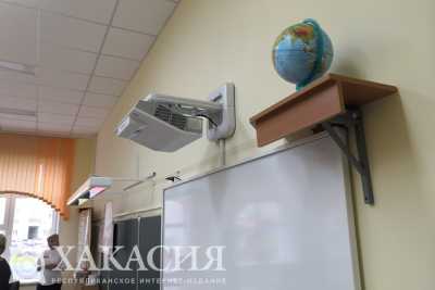 Все школьники Черногорска переводятся на дистанционное обучение