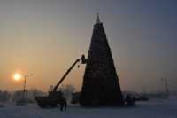 В парке Черногорска установили 18-метровую новогоднюю ёлку