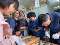 Участники научного форума из Китая с большим интересом ознакомились с археологической коллекцией Минусинского музея имени Н.М. Мартьянова. 